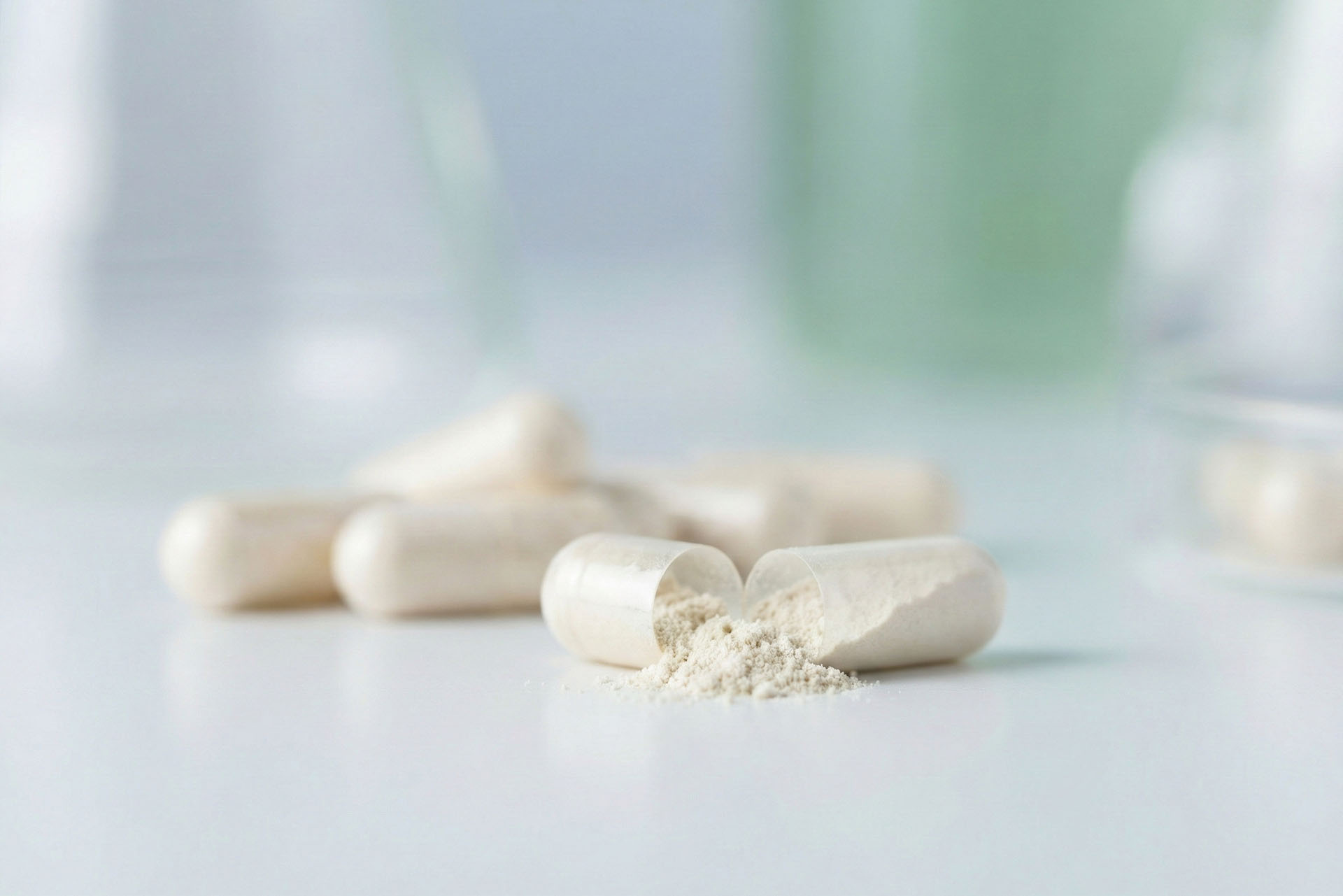 Immagine esemplificativa di una capsula galenica aperta con polvere per dosaggio personalizzato in laboratorio.