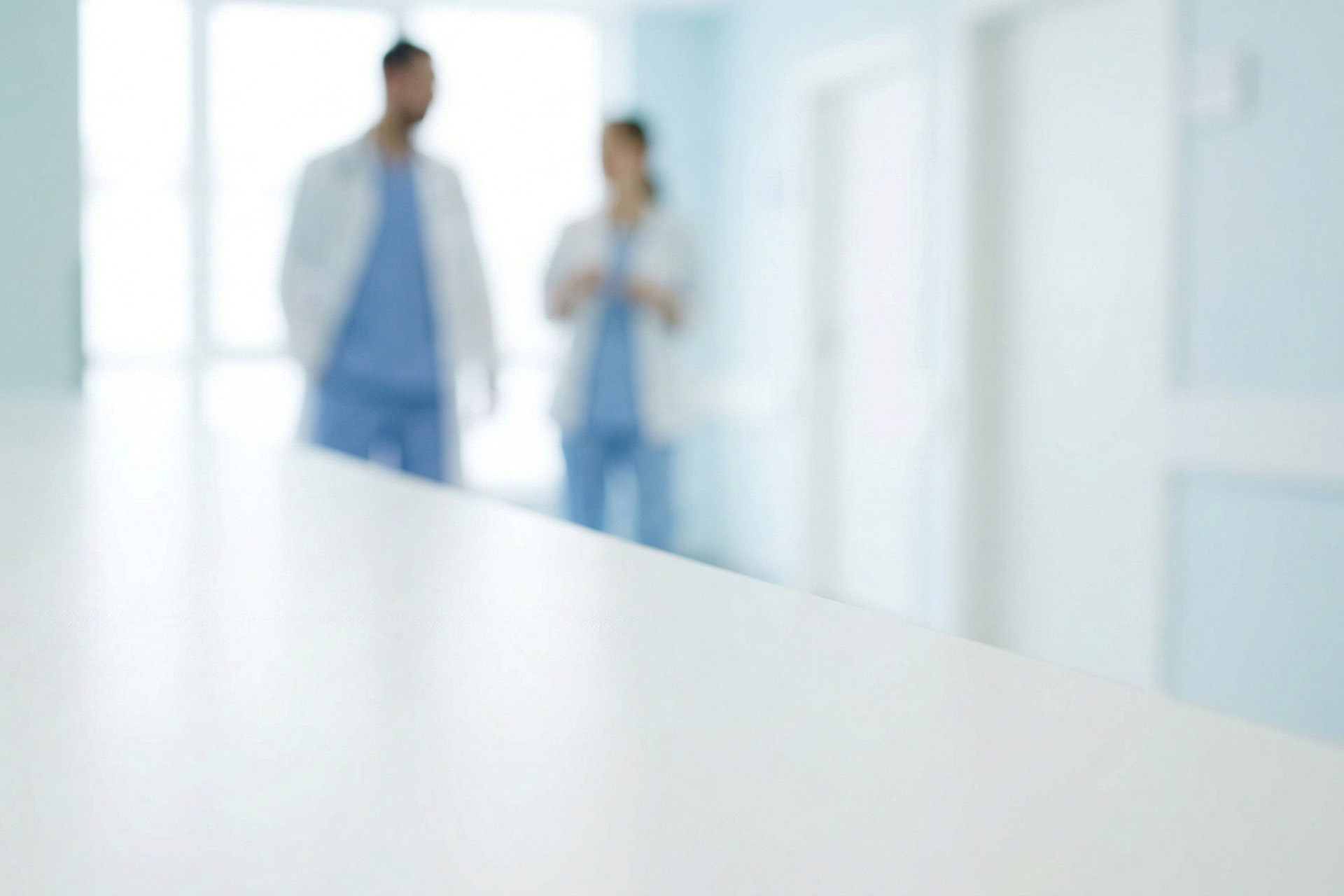 Contesto clinico sfocato con professionisti sanitari non identificabili