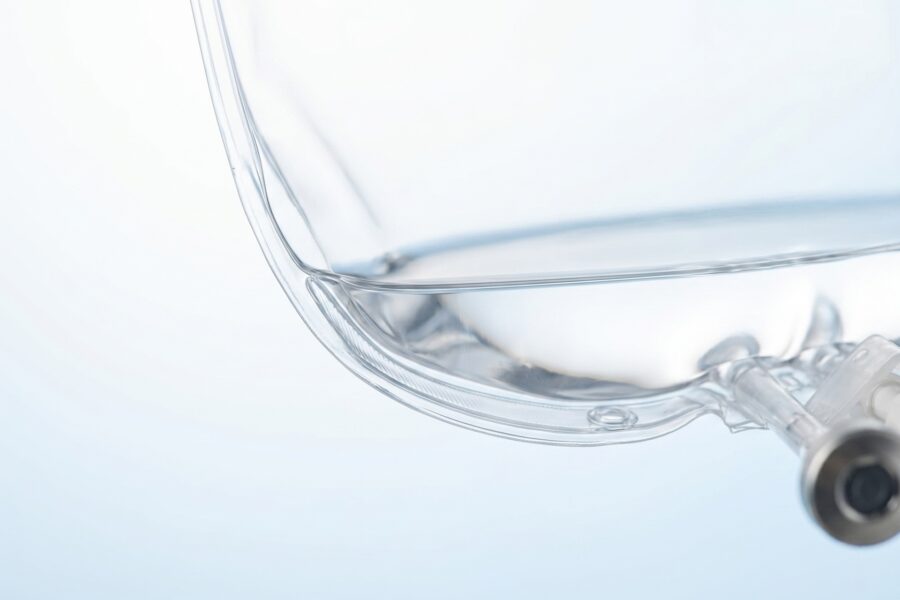 Dettaglio di sacca per terapia endovenosa con materiale plastico e superficie trasparente