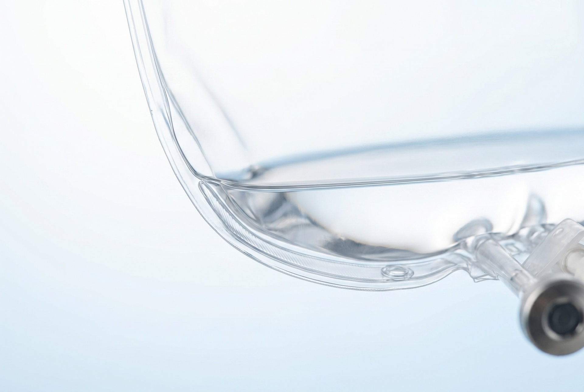 Dettaglio di sacca per terapia endovenosa con materiale plastico e superficie trasparente